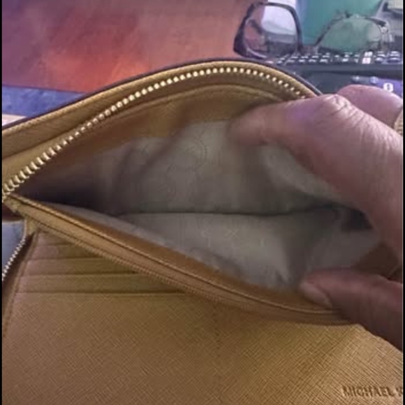 The Michael Kors Tan Leather Hamilton Edition Gold Lock Full Size Zip Around Wal - Picture 3 of 10